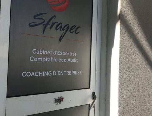 Impression et pose de lettrage sous transfert sur porte vitré