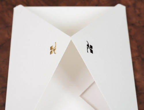 Enveloppes patte pointue prestige sur mesure avec marquage à chaud galbé noir et or – Old Mill Premium White 300gr/m2