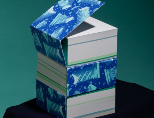 Bloc notes carré petit gros 100% recyclé avec des papiers issu de rebus – Impression Risographie – couverture enveloppante – encollage pigmentaire en tête
