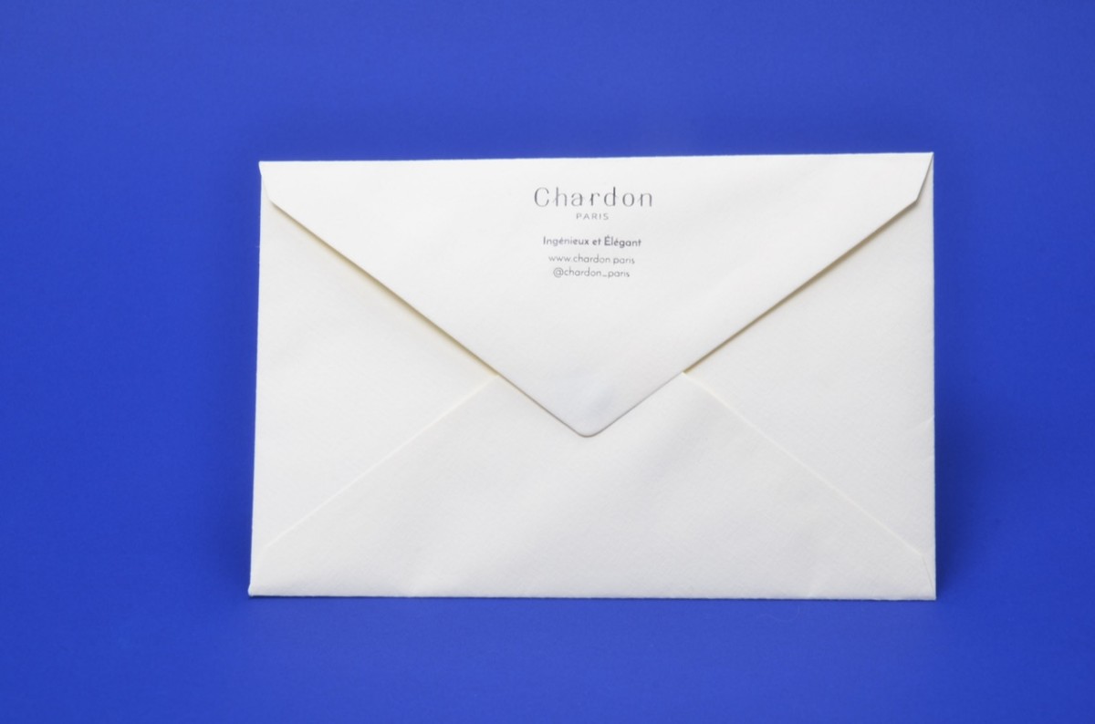 Enveloppes prétimbrées avec impression de l'adresse de retour.
