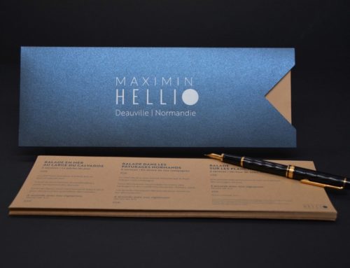 Pochette Menu pour restaurant gastronomique avec papier nacré et texture bois – Forme découpe sur mesure avec marquage à chaud blanc brillant – Sirio pearl shiny blue et Gmund savanna wood tindalo