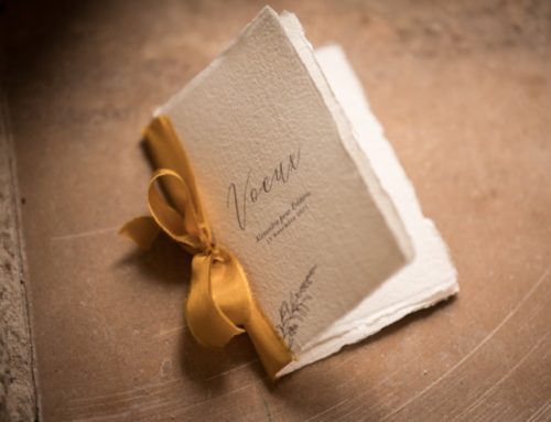 Livret de voeux 8 pages pour mariage sur papier coton fait main avec ruban satin ocre