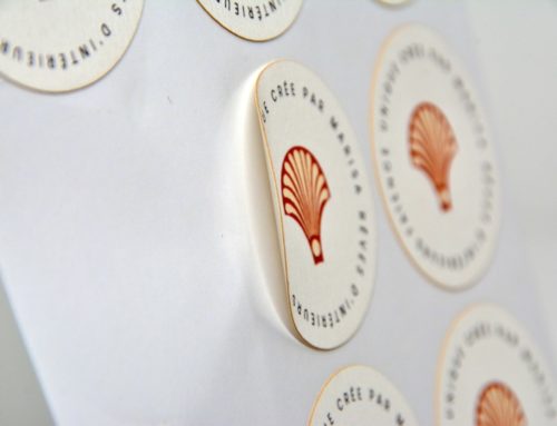 Planche de stickers sur mesure avec papier texturé – Rives tradition 170gr/m2 – Adhésif double face – Découpe laser mi-chaire ronde