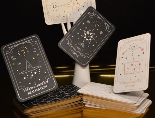 Oracles Jeux de tarot bicolore 22 cartes – Vernis 3D – Dorure à chaud Or brillant et pelliculage mat – 4 angles arrondis 9mm