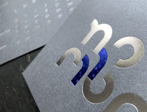 Carte Novembre Calendrier Collaboratif ICB 2021 – Gmund Acion Clear Sky Blue – Dorure texturée flocon bleu Macau 6072 et Dorure argent brillant