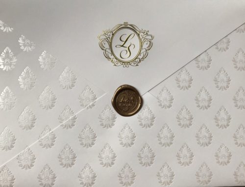 Enveloppe C5 sur mesure pour mariage.- Dorure à chaud or galbée du Monogramme – Marquage à chaud blanc nacré – découpe à la forme avec patte pointue