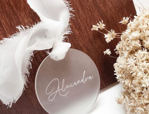 Marque place mariage en plexiglass givré – Découpe et gravure laser avec ruban