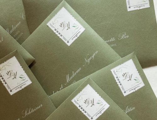 Enveloppes artisanales Kaki avec impression blanche des adresses – Timbre personnalisé