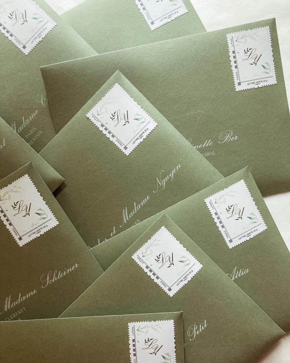 Enveloppes artisanales Kaki avec impression blanche des adresses