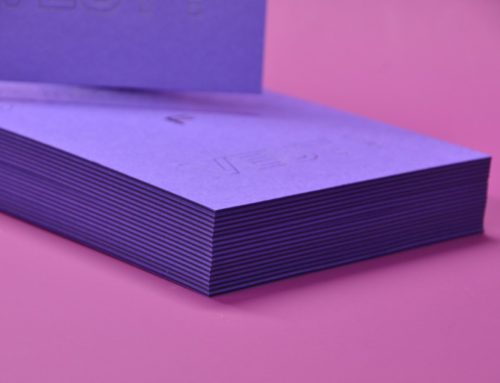 Carton Invitation Polaroid insert noir – Contre collage triplex 1mm – Colorplan Purple – Marquage à chaud Noir brillant en Débossage