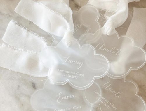 Marque place communion gravés en plexiglass givré avec découpe laser en forme de nuage et ruban blanc