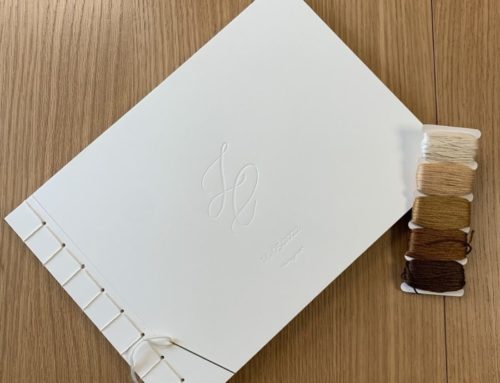 Livre d’or mariage en couture japonaise et débossage Pur monograme – Old Mill 300gr Premium White