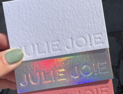 Carte de Visite agence évènementielle holographique avec débossage pur – Création Pack- Contre collage duplex 700gr/m2 – Impression Pantone Terre de feu