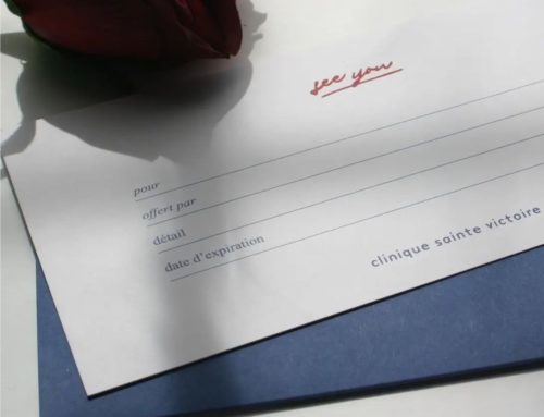 Bon Cadeau clinique avec pochette en découpe sur mesure – Logo en gaufrage – Marquage à chaud pigmentaire Hot Red 758 – Keaykolour Bleu de Sèvres