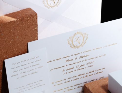 Faire-part de mariage avec monogramme en Dorure à chaud Or galbé – Enveloppe C5 sur mesure avec patte triangle et motif en marquage à chaud nacré – Olin Regular Extra blanc