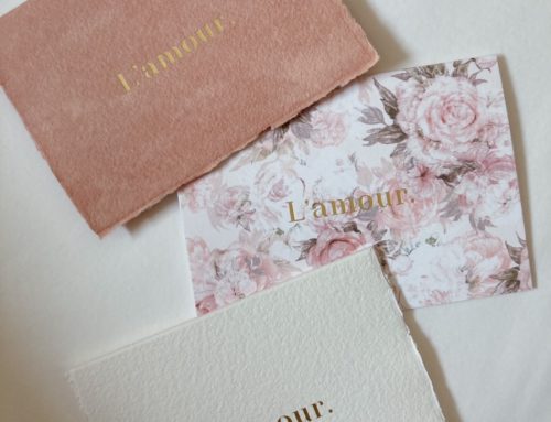 Cartes message Amour sur papiers faits mains couleurs écru et nude avec bords frangés – Dorure à chaud or brillante avec débossage