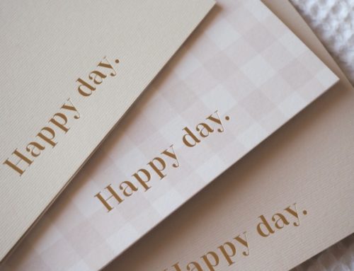 Cartes cadeau happy days motif vichy – Marquage à chaud traditionnel Or brillant – Papier recyclé et texturés – Gmund Bio cycle Cannabis – Old Mill Premium – Nettuno Pesca