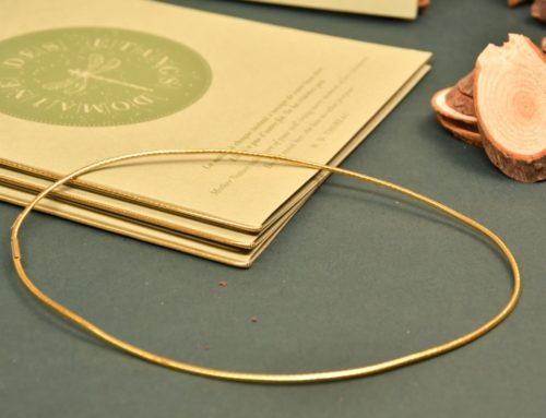 Porte menu avec impression Pantone vert ton sur ton – Dorure à chaud et reliure avec élastique doré – Materica verdigris