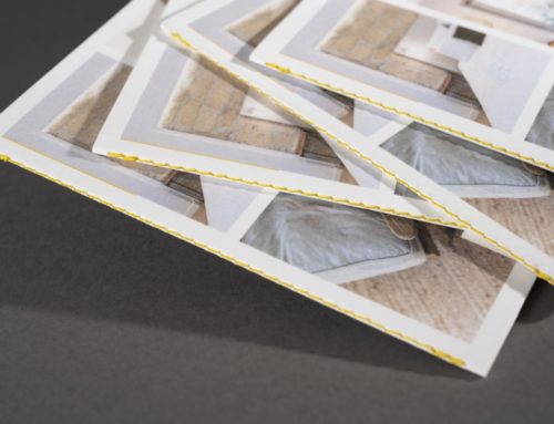 Brochure carré de présentation pour Gite de charme – Reliure en couture singer fil jaune au pli – Old mill Premium White