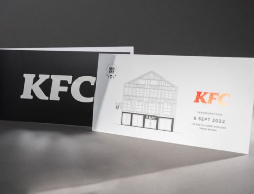 Carte d’invitation Inauguration restaurant KFC – Dorure Argent brillant Numérique – Pelliculage Mat, rainage pliage format paysage – Dorure numérique Rouge sur calque 230g