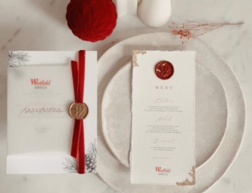 Menu soirée inauguration – Couverture calque – Ruban satin rouge avec cachet de cire – Dorure à la feuille d’or – Papier coton Arches bords frangés