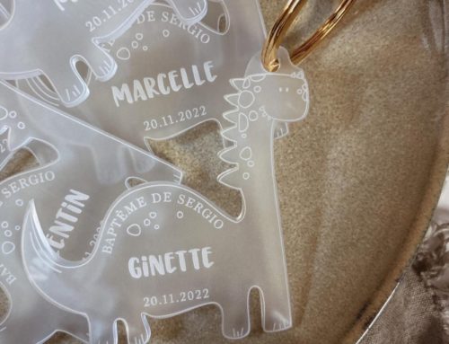 Marque place dinosaure pour baptême – Gravure et découpe laser sur plexi givré 3mm