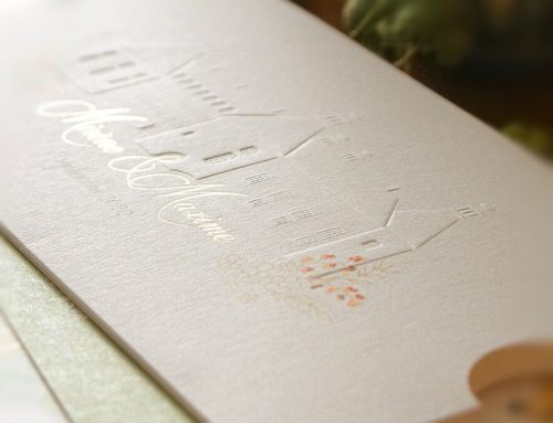 Pochette sur mesure pour faire-part de mariage – Gaufrage du chateau – Marquage à chaud en débossage des prénoms – découpe avec coup de pouce – Old Mill Premium White 300gr/m2