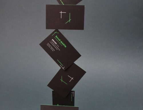 Cartes de visite noir et vert fluo 802 pour cabinet de conseil bâtiment – Dorure sur tranche vert fluo Trance green 6725 – Olin regular pur blanc – Impression Offset
