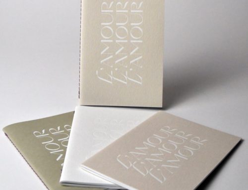 Carnets de notes L’Amour, Greige, nude et blanc naturel – Reliure en couture singer violette au pli – Dorure à chaud Blanc brillante – Papier texturé lignes Nettuno Pesca, Perla, Grigrio et Bianco Artico