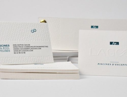 Cartes de visite pour créateur de Piscine – Embossage en relief et débossage en creux – Contre collage duplex 600gr – Old mill premium white – Marquage à chaud Kurz 391