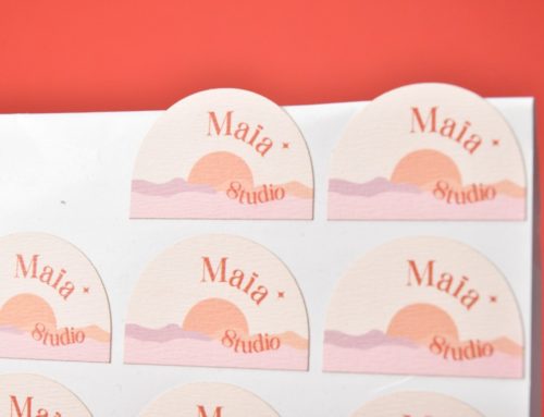 Stickers sur mesure en papier texturé – découpe mi-chaire en forme d’arche en planche – Rives tradition blanc naturel 120g