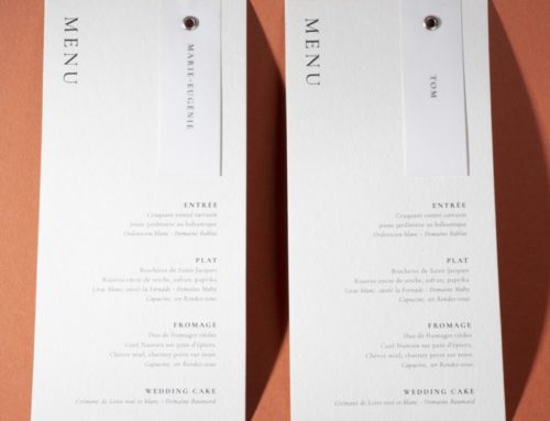 Menu de mariage vertical avec marque place en calque et oeillet argent – Colorplan Pale Grey 270g
