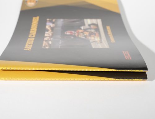 Brochure de sponsoring pilote karting – Format A4 paysage avec reliure en couture Singer jaune au pli