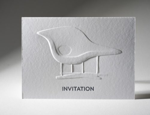 Carton d’inauguration galerie – Gaufrage chaise designer en 3D multi-niveaux – Dorure à chaud holographique en débossage – Papier pur coton Cocaïne 350gr