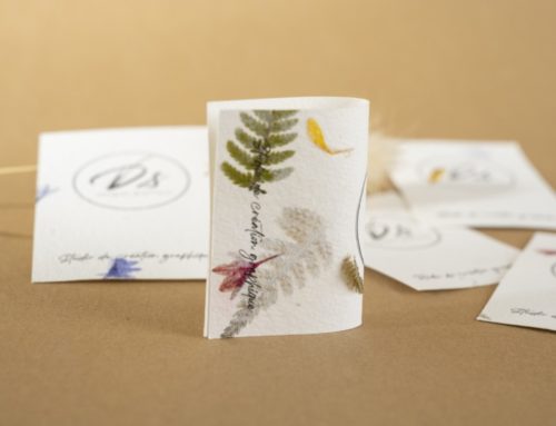 Cartes de visites designer sur papier recyclé avec inclusions de pétales de fleurs véritables