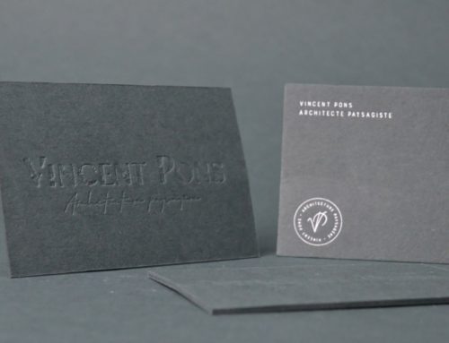 Carte de visite paysagiste – Contre collage duplex 540g – Colorplan Racing green – Débossage pur en creux avec micro texture – Marquage à chaud blanc brillant