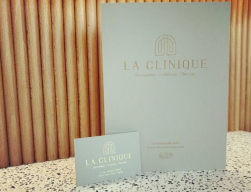 Papeterie pour clinique esthétique – Carte de visite et pochette à rabats en marquage à chaud or mat – Keaykolour Lichen 300g