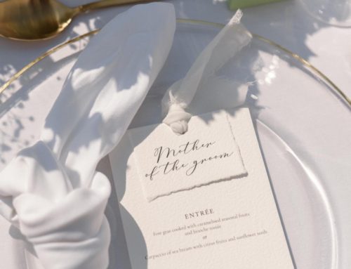 Menu de mariage avec marque place assorti sur papier coton avec bords frangés et reliure par ruban blanc artisanal – Arches texture 400g