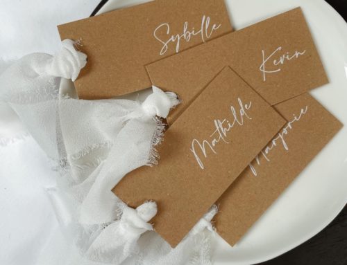 Marque place mariage impression blanc numérique sur Kraft naturel 350g avec sont ruban mousseline blanc