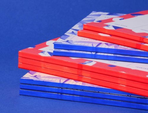 Blocs notes upcyclés à partir de papiers déjà imprimés – Impression pantone et collage en tête avec colle pigmenté bleu et rouge fluo