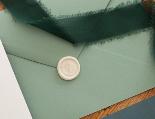 Enveloppe vert sauge patte pointue avec cachet de cire blanc – Ruban en mousselin vert foncé
