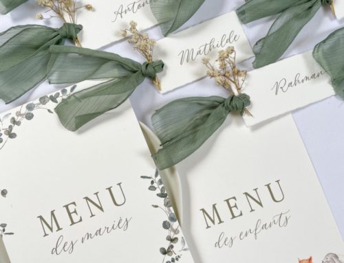 Menu et marque place pour cérémonie de mariage avec aquarelles, noeud et ruban mousseline vert kaki et fleurs séchés