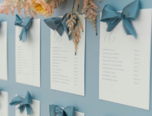 Plan de table sur mesure en panneau avec lettrage et cartes papier texturé avec ruban en mousseline bleu – Arches expression 250g