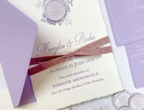 Papeterie de mariage assortie faire-part menu marque place – Papier Arches Expression texturé – Colorplan Lavender – Cachet de cire lavande – Ruban en velours rose poudré – Impression blanche numérique