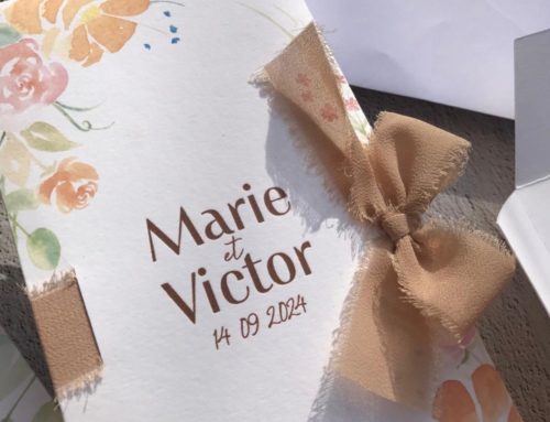 Faire-part de mariage avec illustration pochette sur mesure impression prénoms en Letterpress marron – Carton programme – Papier pur coton 350g – Colorplan Mist 350g