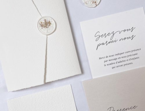 Faire-part de mariage pochette pockart, cachet de cire blanc inclusion feuille d’or et trombone doré – papier texturé Arches Expression – Papier irisé Sirio pearl