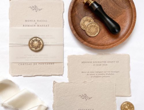 Faire-part de mariage sur papier fait main beige avec bords frangés naturels – Cachet de cire vieil or et belly band et lien en tissu blanc