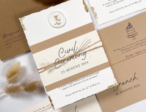 Faire-part de mariage blanc et kraft avec fourreau, attache en chanvre, cachet de cire inclusion et dorure à la feuille d’or – Création Pack 350g – Colorplan Harvest 350g – Impression Noir