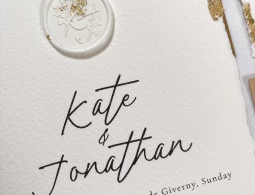 Cachet de cire rond blanc avec inclusion de feuilles d’or véritable pour faire-part de mariage – Wax seal
