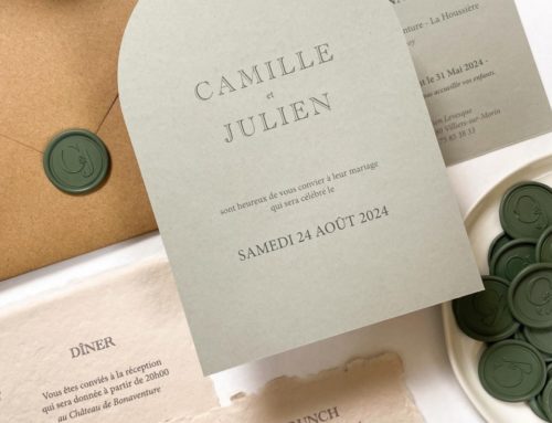 Faire-part de mariage en forme d’arche – Impresion verte sur Keaykolour Lichen – Coupon diner et brunch sur papier fait main avec bords frangés naturels – Cachets de cire verts sur mesure avec initiales – Enveloppe Kraft brun